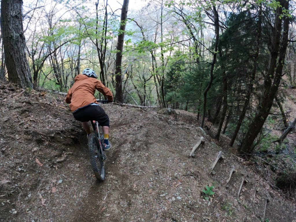 giacca mtb traspirante e antipioggia da tenere in salita: Patagonia dirt roamer