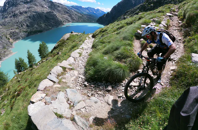 Mountain biker sul sentiero sopra il lago di Campo Moro in Valmalenco