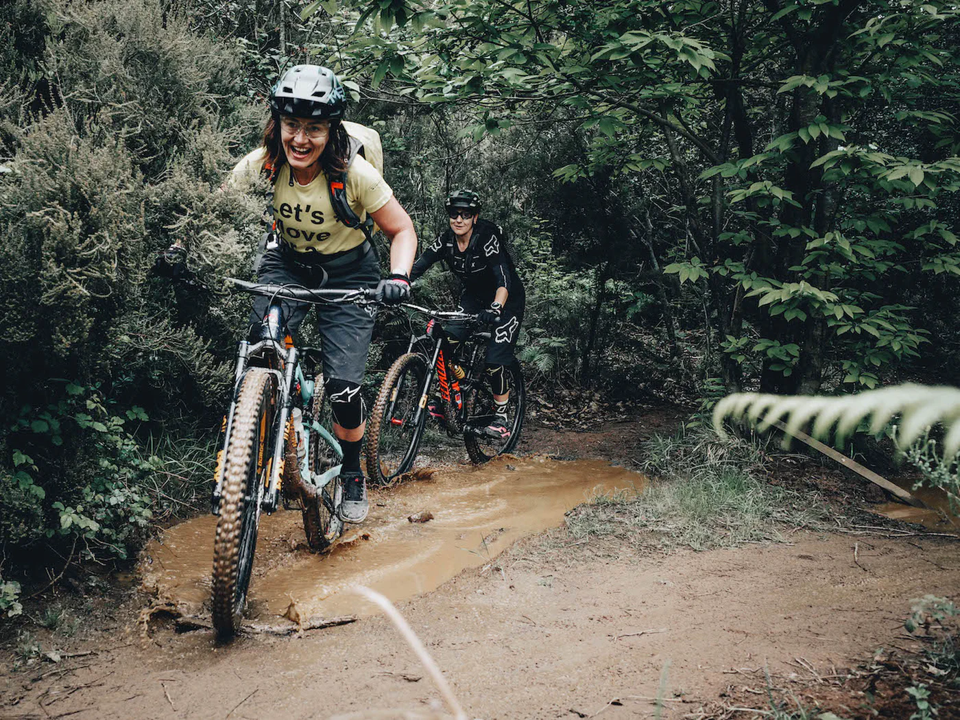 Mountain biker nel bosco: foto illustrativa della pratica MTB, scattata a Finale Ligure
