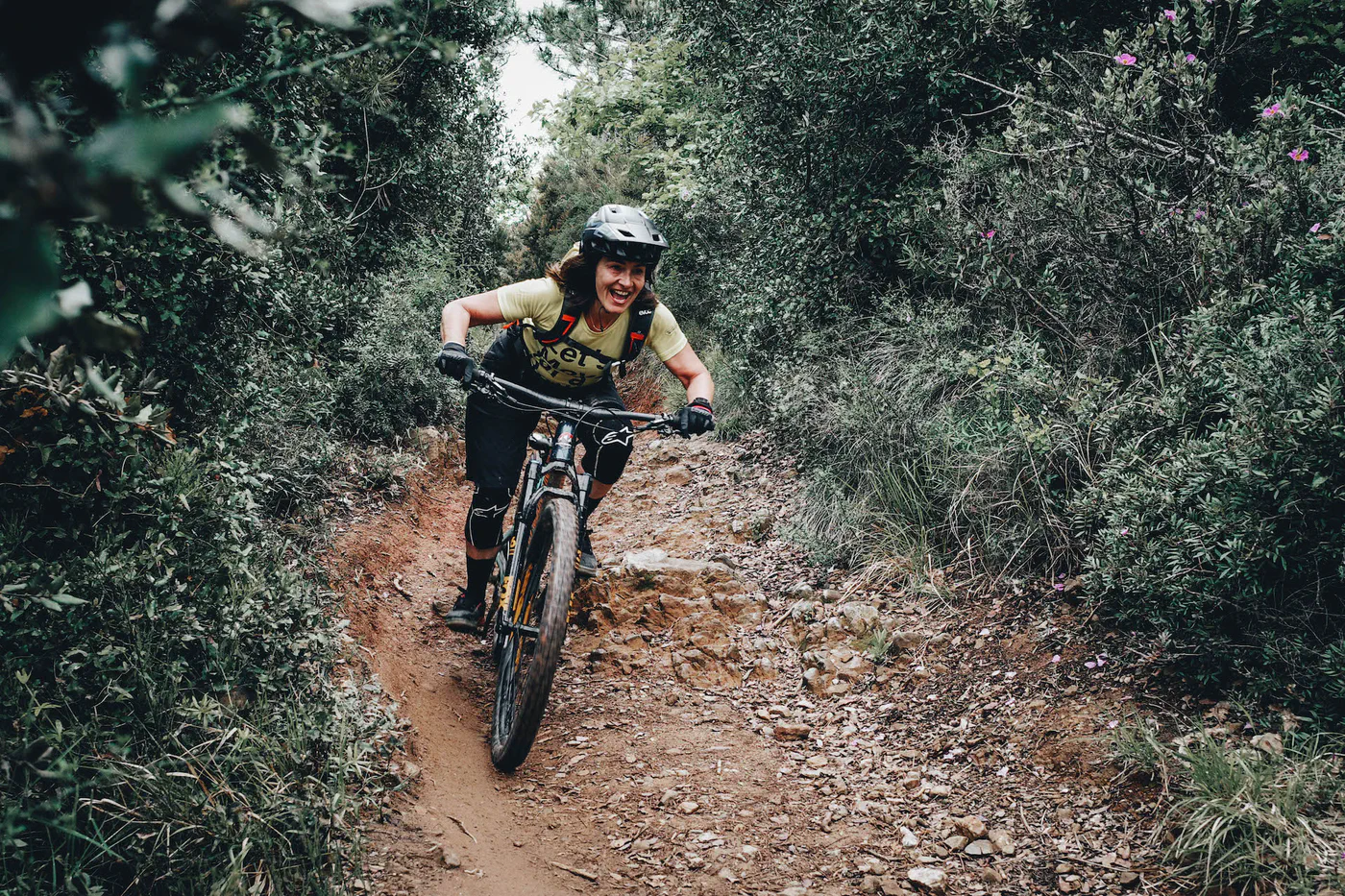 Mountain biker sui sentieri di Finale Ligure, in Liguria