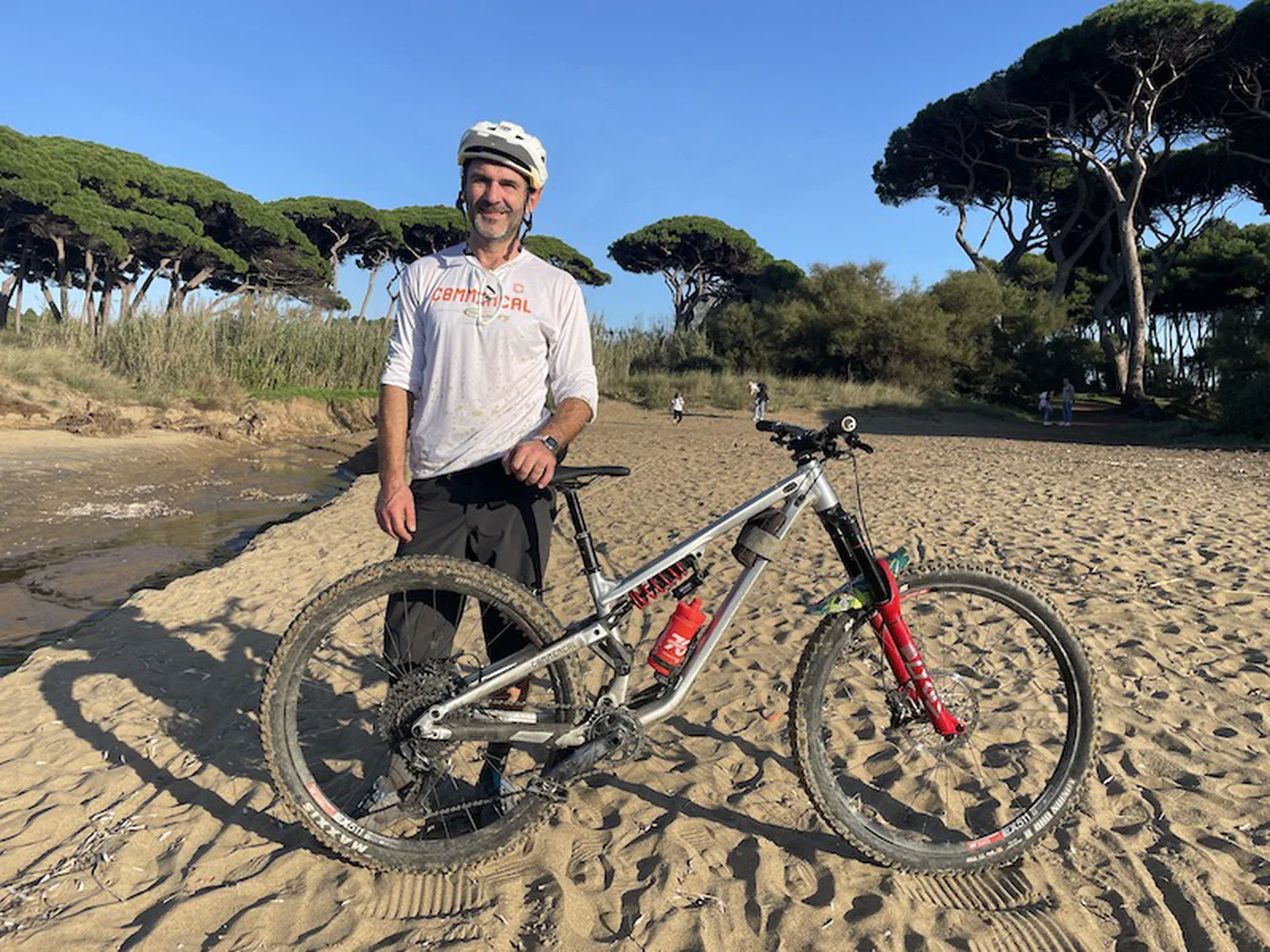 Biker con la mountain bike nella zona di Piombino e Baratti