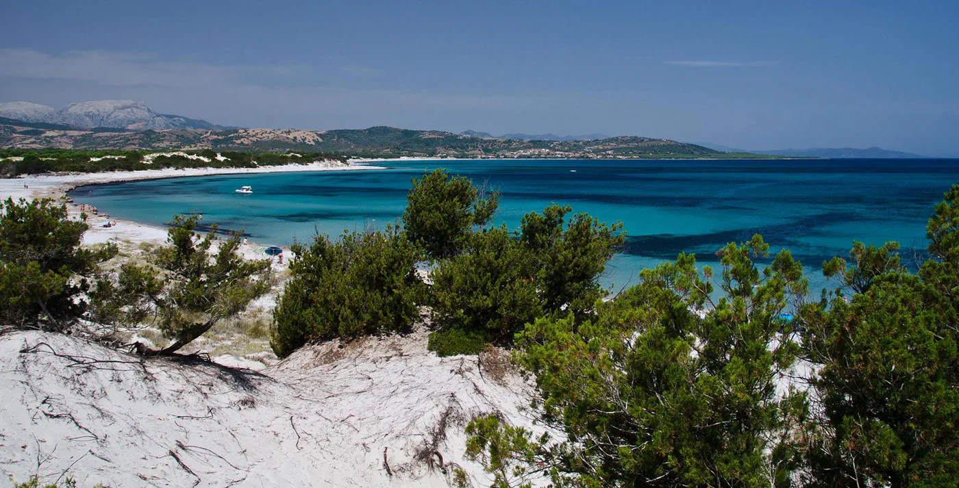 La costa e le dune di Capo Comino in Sardegna