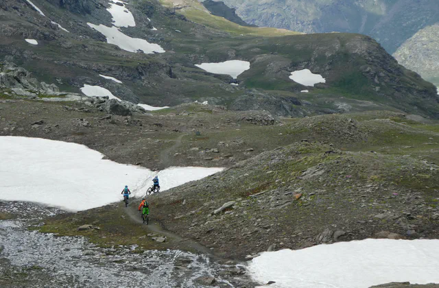 Biker tra i paesaggi alpini dell’Invergneux, nella valle di Cogne